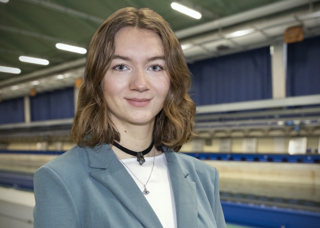 Helena Stirnweiß steht vor dem Schleppkanal in der Strömungshalle.