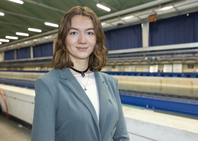 Helena Stirnweiß steht vor dem Schleppkanal in der Strömungshalle.