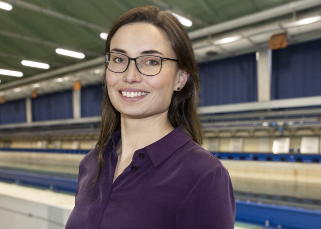 Kristine John steht vor dem Schleppkanal in der Strömungshalle.