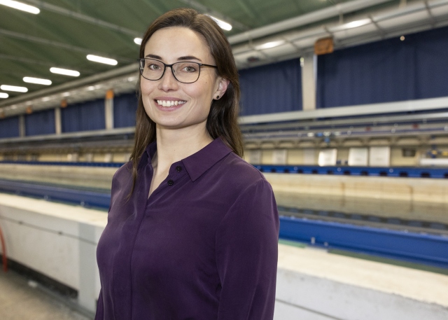 Kristine John steht vor dem Schleppkanal in der Strömungshalle.