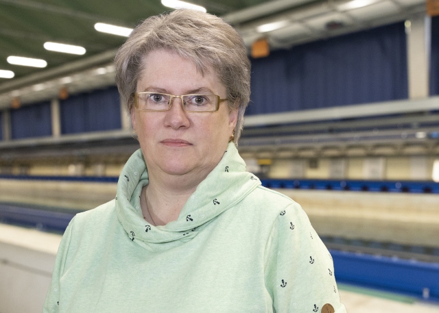 Kirsten Russke steht vor dem Schleppkanal in der Strömungshalle.