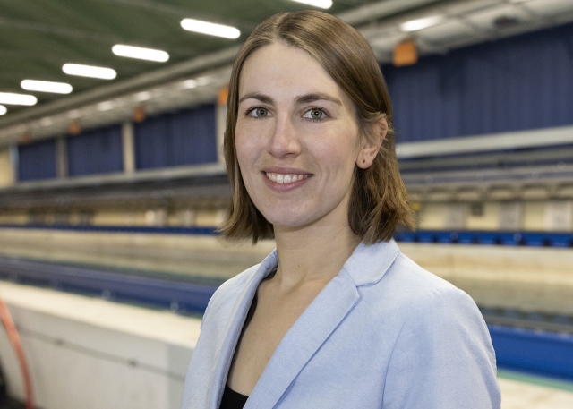 Leonie Kandler steht vor dem Schleppkanal in der Strömungshalle.