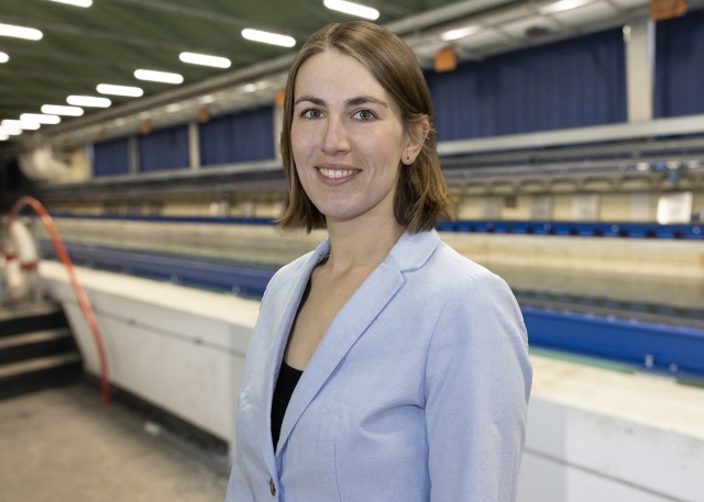 Leonie Kandler steht vor dem Schleppkanal in der Strömungshalle.