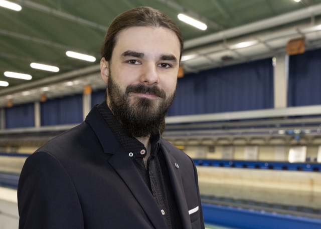 Tobias Bestier steht vor dem Schleppkanal in der Strömungshalle.