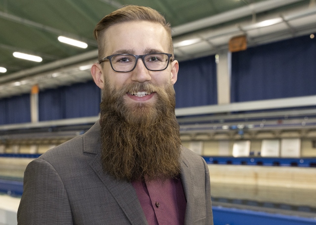 Vincent Klempau steht vor dem Schleppkanal in der Strömungshalle.