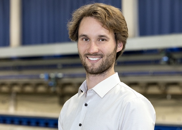 Henry Brömmelkamp steht vor dem Schleppkanal in der Strömungshalle.