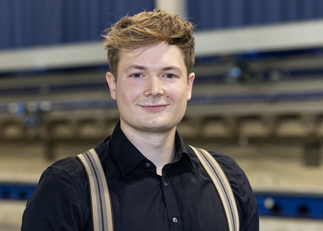 Henry Schultz steht vor dem Schleppkanal in der Strömungshalle.