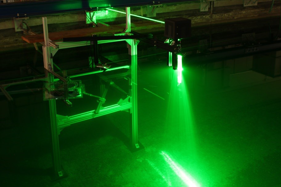 Laserlichtschnitt eines PIV-Systems am Schleppkanal